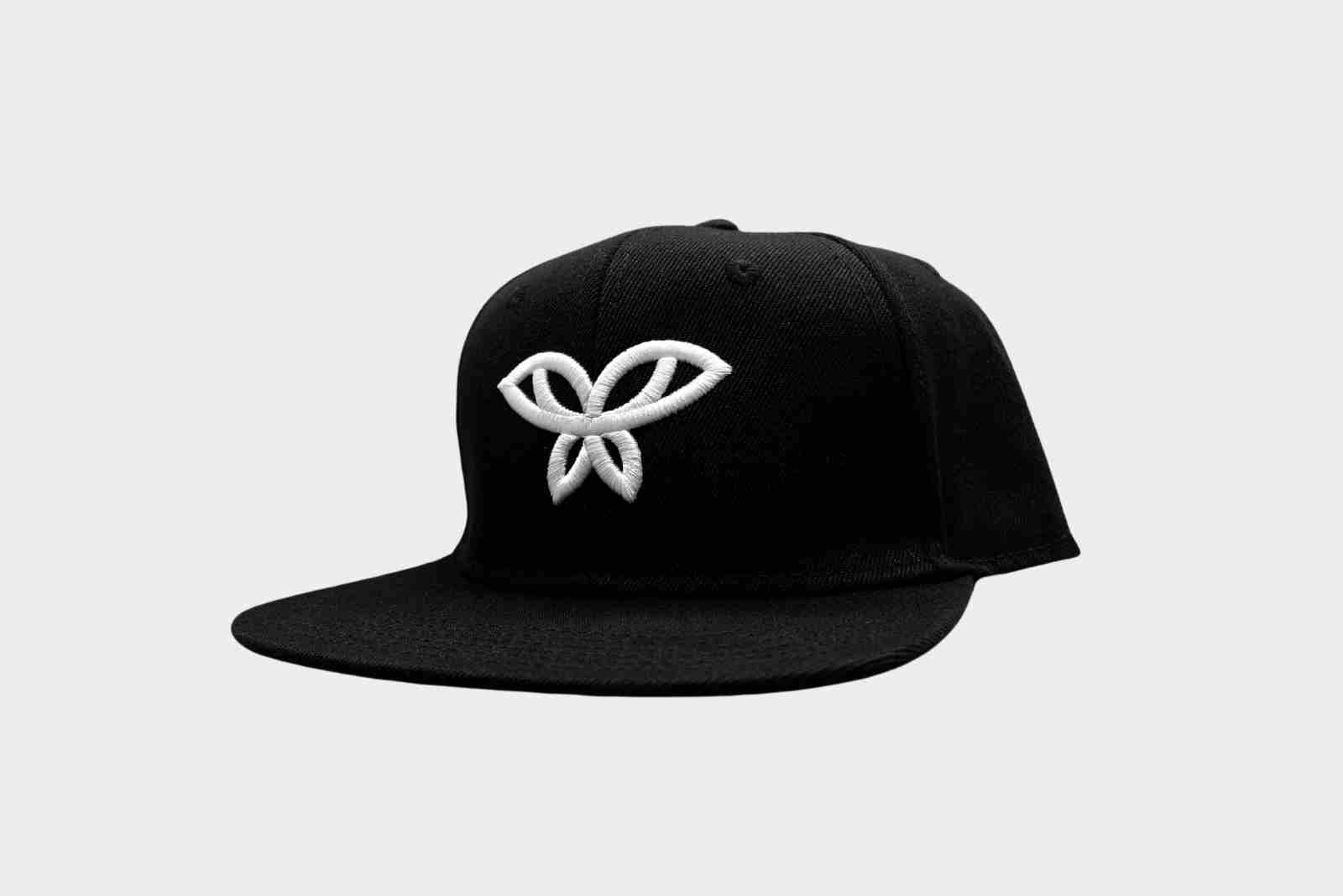 Cappellino SNAPBACK con visiera piatta - logo ricamato